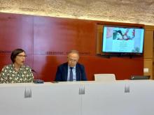 O Alcalde e Ana Olveira nun momento da presentación.