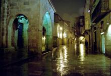 Imaxe nocturna dunha rúa de Compostela